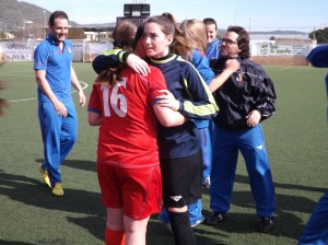 Yaiza Pérez se abraza a una compañera al término del encuentro. Foto: C. V.