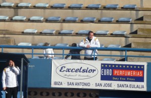 David Torres observa el partido desde la grada de Can Misses.