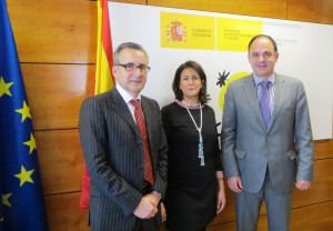 La Secretària d'Estat de Turisme, Isabel Borrigo, amb l'alcalde de Santa Eulària, Vicent Marí. Els acompanya el diputat Enrique Fajarnés. Foto: Ajuntament de Santa Eulària.