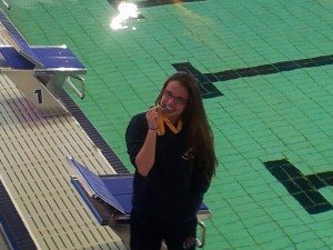 La medallista saborea la gloria del podio
