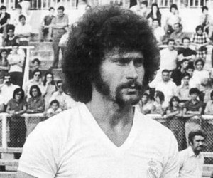 Paul Breitner. Jamás se han vuelto a ver unos pelos así en un campo de futbol.