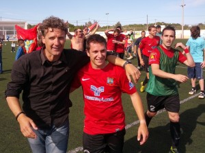 Luis Elcacho celebra la clasificación con uno de sus jugadores. Foto: V. R.