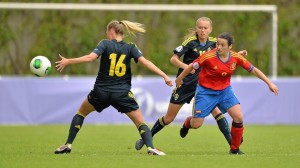 La mallorquina María Caldentey intenta zafarse de dos jugadoras de Suecia. Foto: UEFA