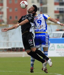 Carvajal (i), que fue expulsado por doble amarilla, salta para controlar el balón junto al ariete de la Arandina