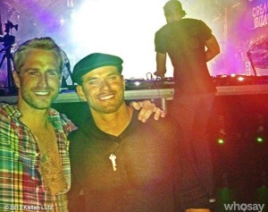 El actor Kellan Lutz, de negro, gozando de la música que emanaba de la cabina de Calvin Harris. Foto: Twitter