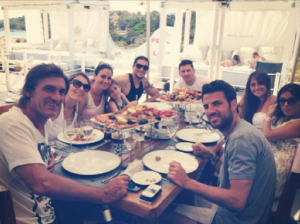 Los tres amigos blaugranas y sus familias prosiguen felices con sus vacaciones en Ibiza a pesar del episodio de la medusa.  Foto: Twitter