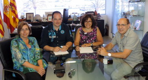 Pepita Gutiérrez, José González y Bernat Bonet, durante la firma del convenio.