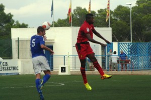 Juanma despeja el esférico ante la presión de Cedric, autor de los tres goles del Mallorca B. Fotos: C. V.