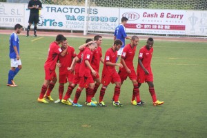 Los jugadores del filial bermellón celebran el tercer y último gol de su equipo en Sant Rafel.