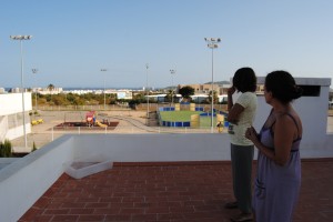 Laura y Sonia Cardona en el tejado de casa, mirando en dirección a Platja d'en Bossa, de donde proviene el ruido. Fotos: D.V.