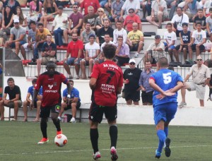 Winde avanza con el balón en un partido de Liga