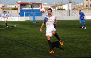 Borja Pando trata de controlar el balón en un lance del encuentro disputado en Binissalem. Foto: Fútbol Balear