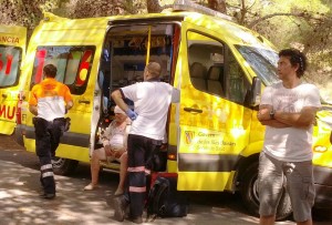El anciano es atendido por una médico del 061