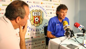 Luis Elcacho, técnico del Formentera, en la sala de prensa tras el derbi