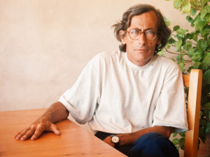 Félix Julbe en una imagen tomada en los ochenta, en casa de su amigo arquitecto Henri Quillé en Formentera, isla con la que mantuvo una relación muy especial.