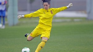 Yaiza Pérez saca de puerta durante un partido con la selección española Sub-17. Foto: UEFA