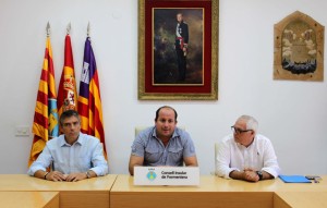 A la imatge, un moment de la firma del conveni.