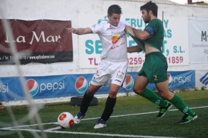 Tomillero, que salió en el minuto 64, aguanta el balón ante la presión del visitante Socias.