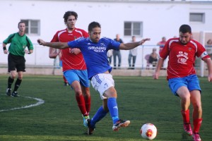 Adri trata de llegar a un balón entre dos rivales