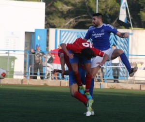 Acrobática acción entre Werner y dos rivales en un lance del partido