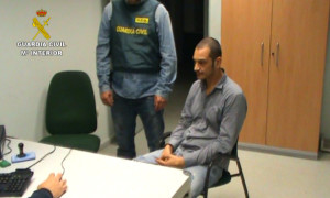 El detenido, prestando declaración ante la Guardia Civil.