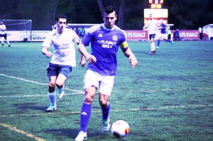 Adrián Ramos conduce el balón ante la presión de un jugador del equipo mallorquín.