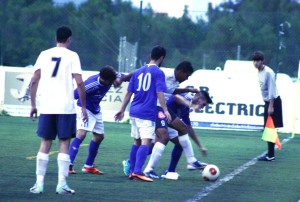 Tres jugadores del San Rafael presionan a Jeferson, delantero del Felanitx.