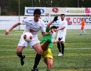 Borja García, defensa de la Peña Deportiva, pugna con un jugador del Atlético Rafal.  