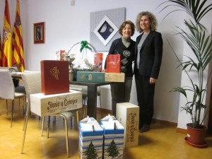 En la imagen, Neus Marí y Francisca Marí, junto al material donado.