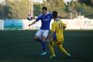 Manolo Aparicio despeja el balón ante la presencia del jugador menorquín Llongue.