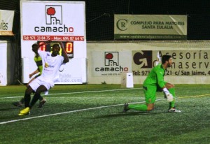 Ayrton se lamenta de una ocasión desaprovechada ante la portería del Espanyol B. Fotos: C. V.