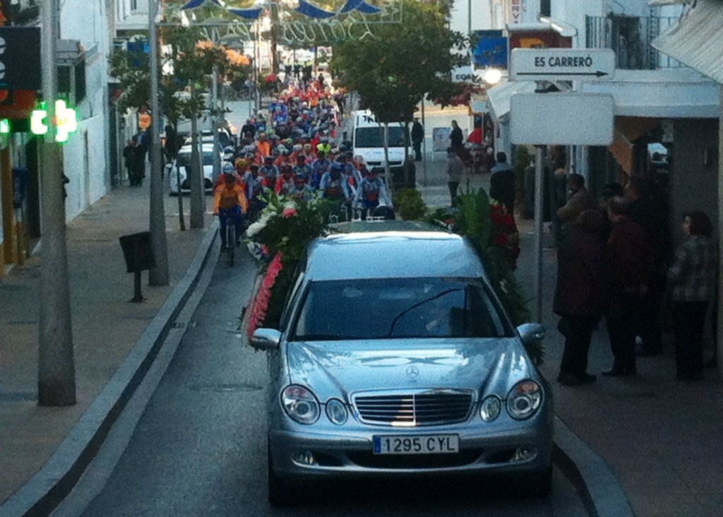 El coche fúnebre sube por la calle Ample acompañado de los ciclistas. Foto: D.V.