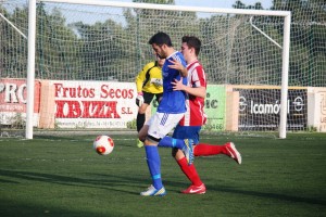 Carvajal, autor del segundo gol del San Rafael, pelea con un jugador rival.