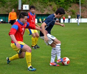 Un jugador del Anguiano retiene el balón en un partido de Liga en su campo. Foto: Sergio Martínez