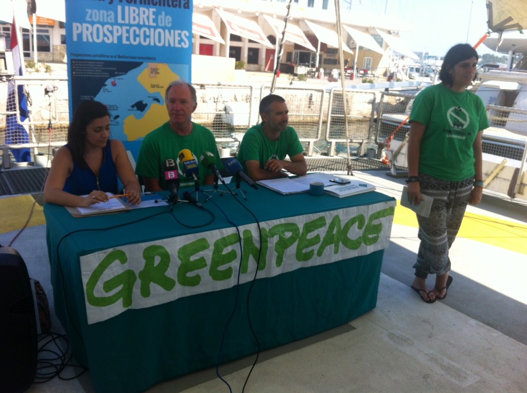 Imagen de la rueda de prensa que se ha efectuado en el Rainbow Warrior. Foto: D.V.