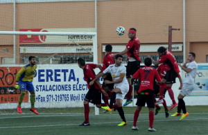 Górriz despeja un balón en el área del Formentera en la primera parte
