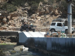 Imagen del muelle de Tagomago, en el que el pasado fin de semana se cargaron y descargaron mercancías, en principio destinadas a la casa que se levanta en la isla.