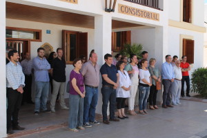 Los representantes del Consell de Formentera hicieron un minuto de silencio por las víctimas del naufragio. Foto: G. ROMANÍ
