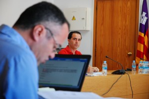 José Manuel Alcaraz, en segundo plano, en una imagen junto al secretario municipal.