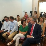 Vicent Serra y Sofía Hernanz (dcha.), conversan en la primera fila de la sala de plenos.