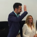 Rafa Ruiz saluda desde su asiento de concejal.