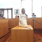 Virginia Marí, desde ahora portavoz del PP en la oposición, jura su cargo como concejala.