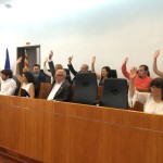 Los concejales de Guanyem y del PSOE votan a favor de la investidura de Ruiz.