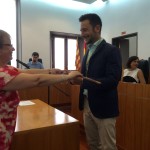 Rafa Ruiz recibe el bastón de mando de la concejala de Guanyem Gloria Corral.
