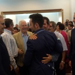 Representantes del PSOE y del PP saludan a Rafa Ruiz.