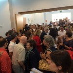 La sala de pleno de Can Botino llena de gente para la ceremonia de investidura.
