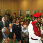 Los integrantes de la corporación municipal a su entrada en el salón de plenos.