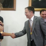 El nuevo alcalde recibe las felicitaciones una vez finalizado el acto.