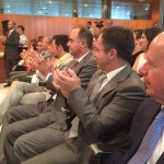 Los alcaldes aplauden el juramento de los consellers.
