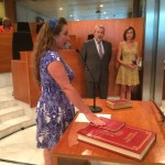 La vicepresidenta Viviana de Sans promete su cargo como consellera.